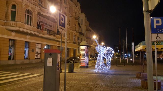 Magia świąt ogarnęła Bydgoszcz! Choinka na Placu Teatralnym zachwyca swoim pięknem!