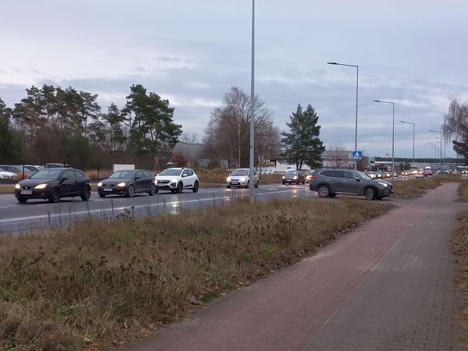 Nie ma świateł, jest kolizja. Zderzenie na dużym skrzyżowaniu w Lesznie