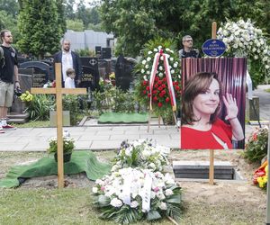 Fani i artyści żegnają Joannę Kołaczkowską. Pogrzeb artystki na Powązkach [ZDJĘCIA]