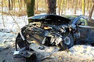 Czołowe zderzenie samochodów pod Warszawą. 26-latka była wycinana z samochodu