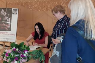 Tłumy czytelników na spotkaniu autorskim Katarzyny Łuczyńskiej! „Grzeszna i święta” ma szansę stać się bestsellerem!