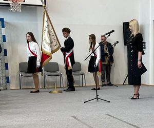 Pierwsza Dama uczciła z uczniami 100 lat od nadania imienia Stefana Batorego Szkole Podstawowej w Liwie