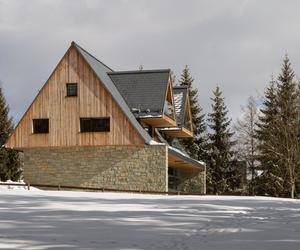 Shelter House w Kościelisku: dom w duchu tatrzańskiego schroniska