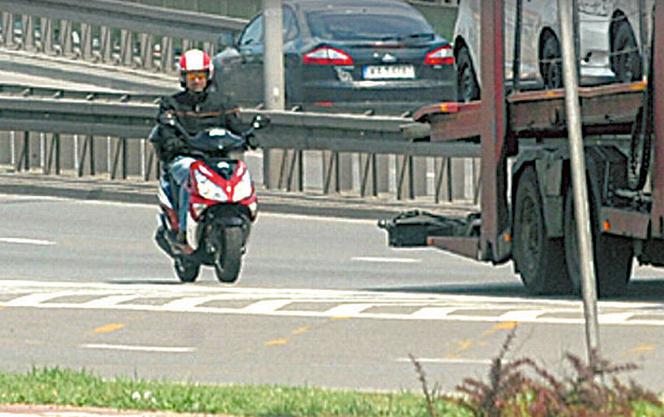 Zientarski na motorze! Znów gna po ulicach