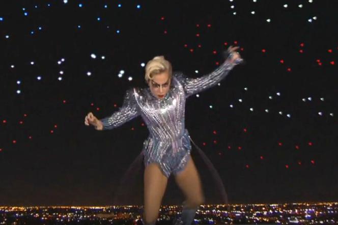 Lady Gaga na Super Bowl. Ten skok z dachu to ściema?