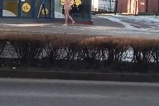 Nagi mężczyzna spacerował w centrum Koszalina