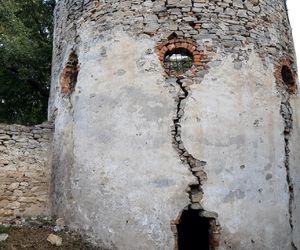 Baszta w Nowych Kicharach (gm. Dwikozy) przed remontem