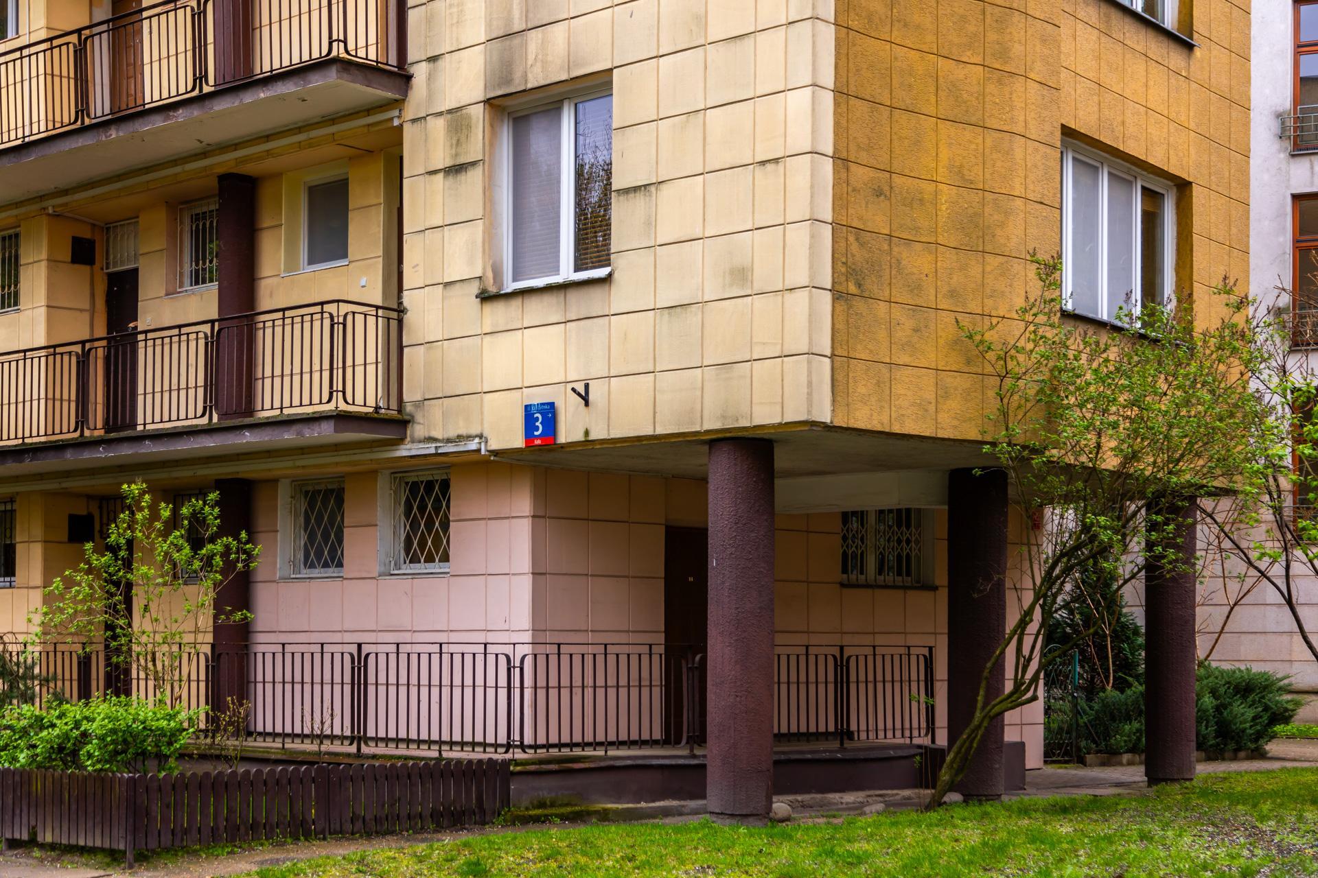 Osiedle WSM Koło II w Warszawie - zdjęcia. Pablo Picasso na ścianie i klatki schodowe typu ser