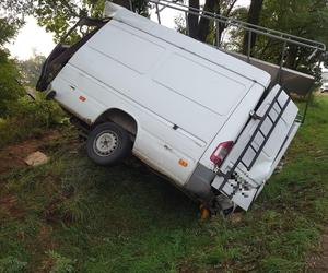 Bus owinął się wokół drzewa, kierowca po alkoholu. Poranny wypadek koło Leszna