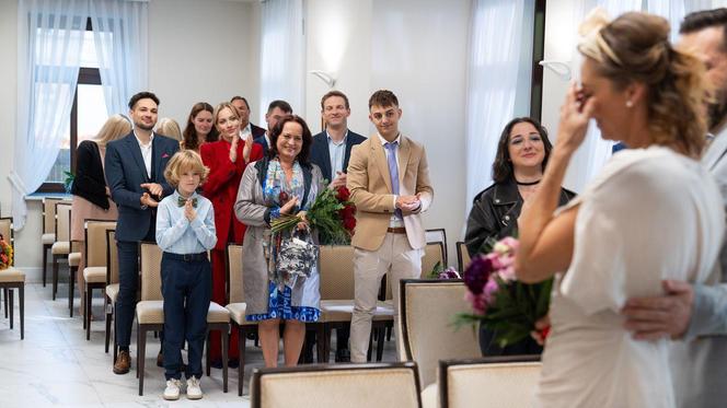 Barwy szczęścia odc. 2973: Beata (Anita Jancia-Prokopowicz), Damian (Michał Lesień-Głowacki), Renata (Anna Mrozowska), Łukasz (Michał Rolnicki), Bogusia (Halina Bednarz), Grześ (Noah Culbreth), Mirek (Oliwier Kozłowski), Luiza (Julia Zielińska)