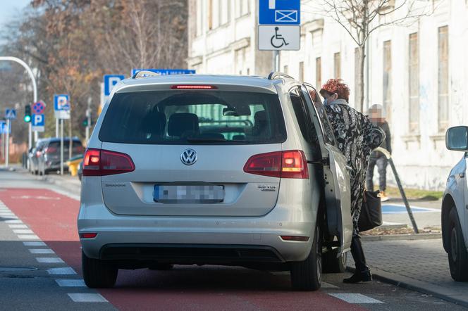 Jolanta Kwaśniewska poszła załatwić sprawy. Jej kierowca w tym czasie...Fuj! Jak tak można?!