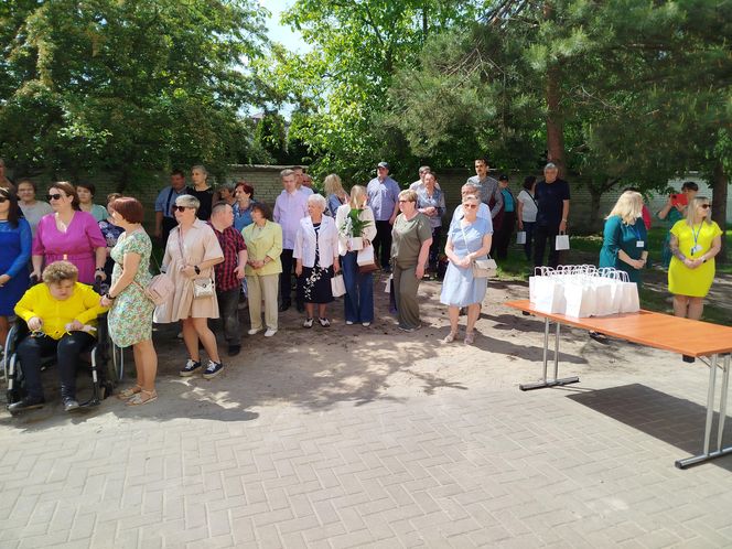 Przez lata ŚDS w Siedlcach działał w dwóch lokalizacjach, teraz już oficjalnie funkcjonuje w jednym miejscu, w budynkach dostosowanych do potrzeb osób z niepełnosprawnościami.