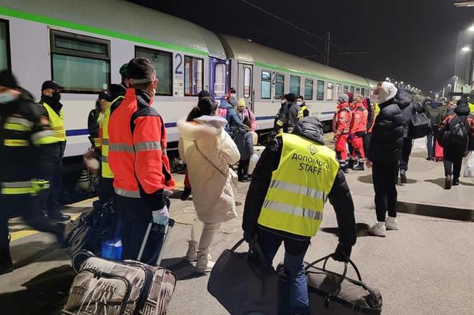 Pociąg z chorymi dziećmi z Ukrainy na dworcu w Kielcach