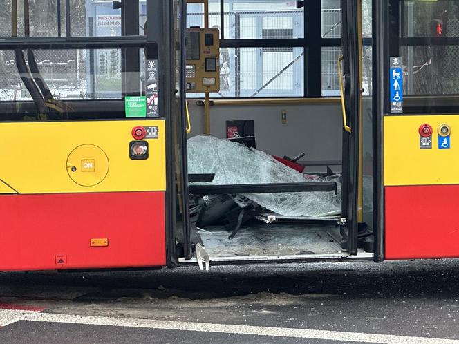 Czołowe zderzenie autokaru i autobusu miejskiego. Kabiny zmiażdżone, kierowcy w szpitalu