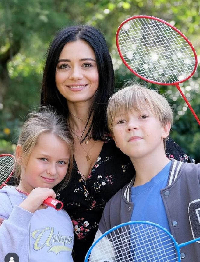 M jak miłość. Iza (Adriana Kalska), Maja (Laura Jankowska), Szymek (Staś Szczypiński)