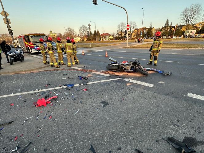 Śmiertelny wypadek na Ursynowie. Morocyklista wjechał w bok osobówki. Nie żyje