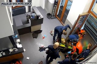 Szok na dworcu PKP we Wrocławiu! Mężczyźnie pękła żyła udowa. Dramatyczna akcja ratunkowa [WIDEO]