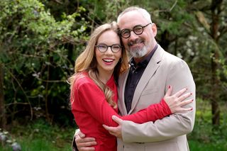 M jak miłość odc. 1872 po wakacjach. Adam Werner (Jacek Kopczyński), Sylwia (Hanna Turnau)