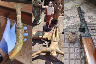 Supraśl. Muzeum w domu 61-latka: antyczna amfora, kindżał, wyroby z kości słoniowej. Mężczyzna trafił do aresztu [ZDJĘCIA]