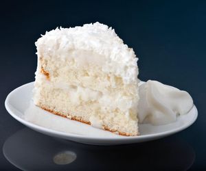 Piekę biszkopt i przekładam go tym wyśmienitym kremem. Kokosanka to teraz moje ulubione ciasto