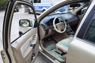 Dwulatka uwięziona w rozgrzanym aucie. Policjanci wybili szybę, by uratować dziecko