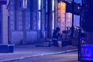 Podczas kontroli na Nowym Świecie mężczyzna wręczył policjantom przedmiot przypominający granat