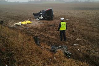 Pomorskie: Nie żyje strażak. Wyprzedzał i uderzył w drzewo. 