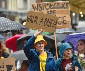 Tłum zwolenników aborcji protestował w centrum miasta. Manifestacja ruszyła pod kurię biskupią i siedzibę PiS