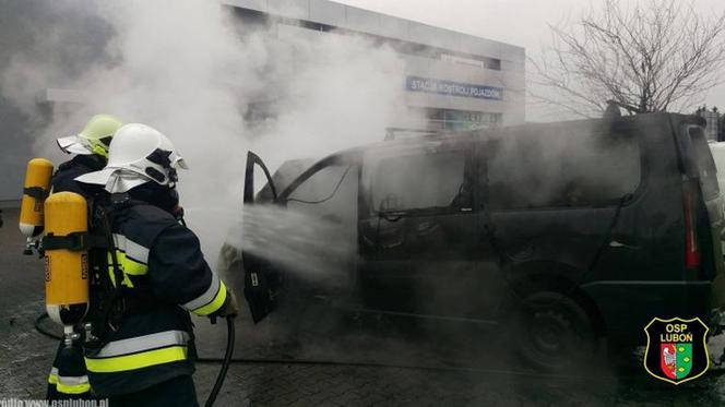 Pożar samochodu na parkingu przy ul. Poznańskiej w Komornik