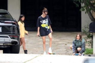 Kendall Jenner z przyjaciółkami uczy się jazdy na deskorolce