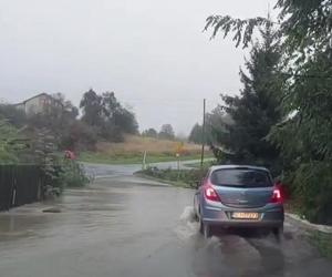 Zagrożenie powodziowe w Śląskiem. Zalane drogi, lokalne podtopienia w całym regionie