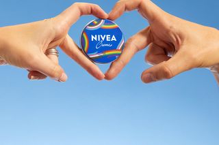 NIVEA włącza sie w celeberacje wyjątkowych wartości – limitowane edycje kultowych kosmetyków i wyjątkowe wydarzenie 