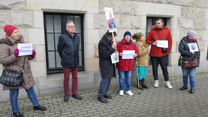Protest przed sądem w Bydgoszczy. „Stoimy murem za niezawisłymi sędziami” 