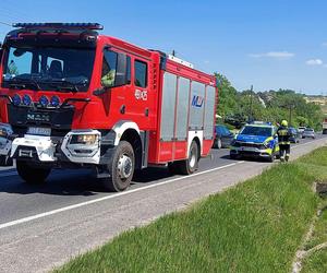 Wypadek na DK 42 w Parszowie. Auto wylądowało w rowie