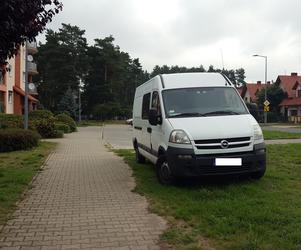 Na osiedlu Rejtana w Lesznie pojawiły się nowe tabliczki – „Zakaz gry w piłkę” 