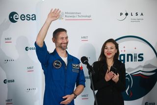 Sławosz Uznański-Wiśniewski jest już w Polsce. Astronauta wylądował w Warszawie