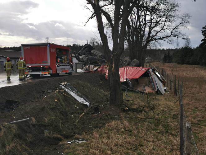 Dachowanie tira na DK 12 pod Lesznem