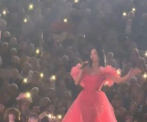 Justyna Steczkowska niczym papież! Gwiazda wyciąga rękę do fanów ze swojego jusiamobile