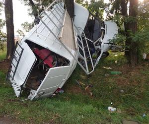 Bus owinął się wokół drzewa, kierowca po alkoholu. Poranny wypadek koło Leszna