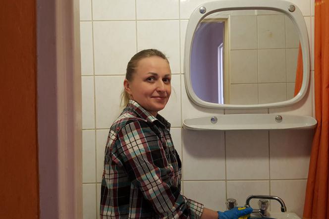 Ukraińcy sprzątają były hotel przy Strzeleckiej w Lesznie