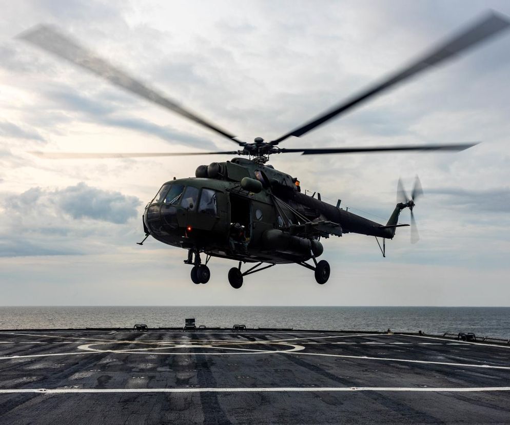 Polski Mi-17 ląduje na amerykańskim okręcie dowodzenia