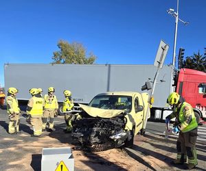 Osobówka zderzyła się z samochodem ciężarowym. 9-letni chłopczyk trafił do szpitala. „Trwają czynności”