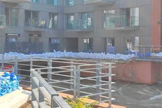 Trwa zabezpieczanie budynków na Wyspie Młyńskiej, na osiedlu Nadodrze 