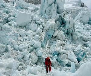 Szymon Jaskuła wspina się na Mount Everest