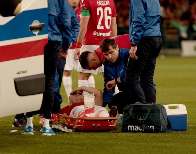 Rafał Mikulec w spotkaniu z Miedzią Legnica nabawił się bardzo groźnie wyglądającej kontuzji. Zawodnik długo opatrywany był na murawie, skąd zabrała do karetka