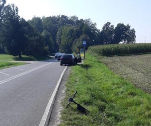 13-latek na hulajnodze zderzył się z audi. Chłopiec z urazem głowy trafił do szpitala