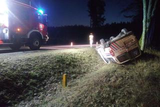 Wypadek na trasie Orzysz - Ełk. Karetka dachowała w rowie