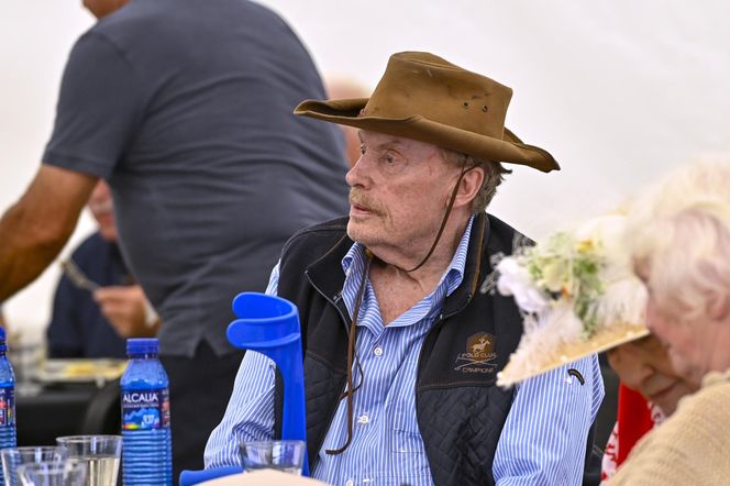 Kowboj o kulach. Tak Olbrychski wraca do zdrowia po operacji