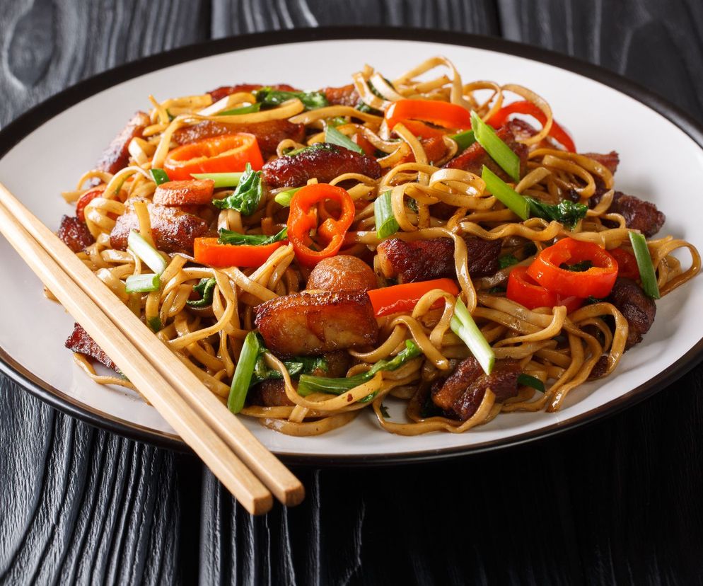 Błyskawiczny makaron smażony z wołowiną: azjatycki smak na szybko