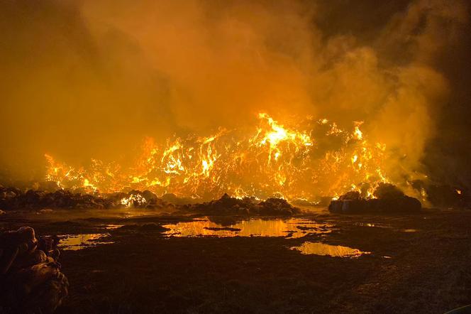 Trzeci potężny pożar tekstyliów w Kamieńcu! Aż 130 strażaków w akcji. To wina podpalacza?